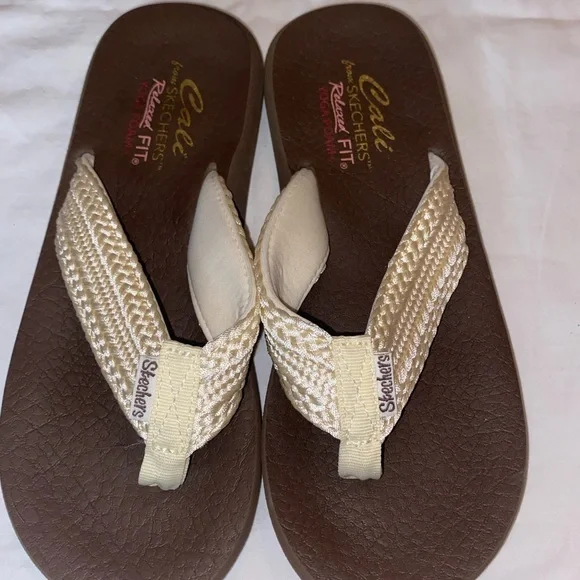 Skechers Women's Cream Braided Strap Flip-Flops with Brown Footbed - Picture 1 of 7